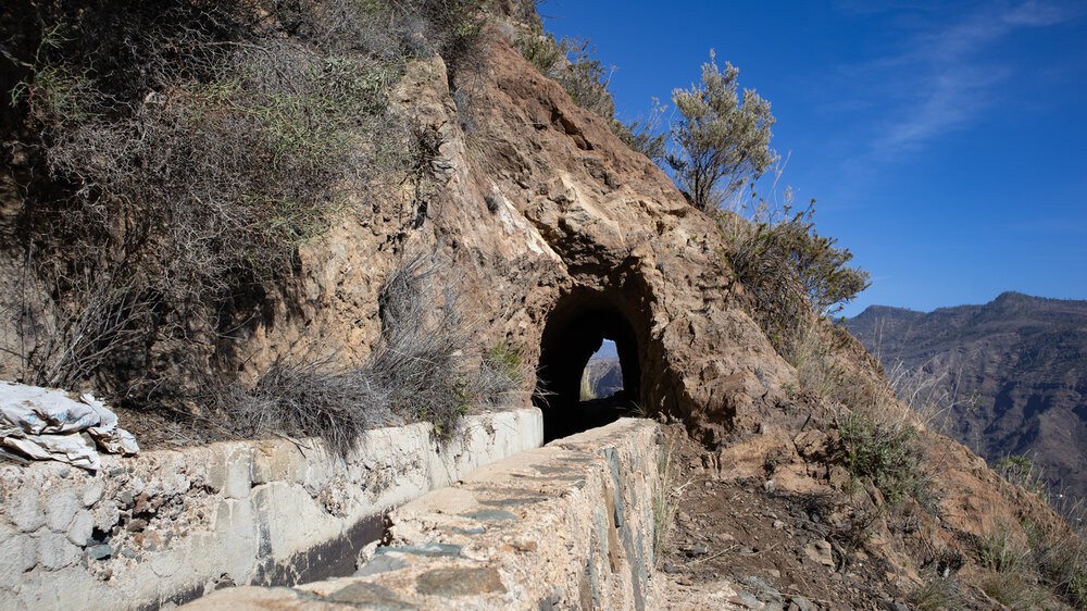 Die Wanderung verläuft entlang des Kanalwegs des Canal de las Niñas