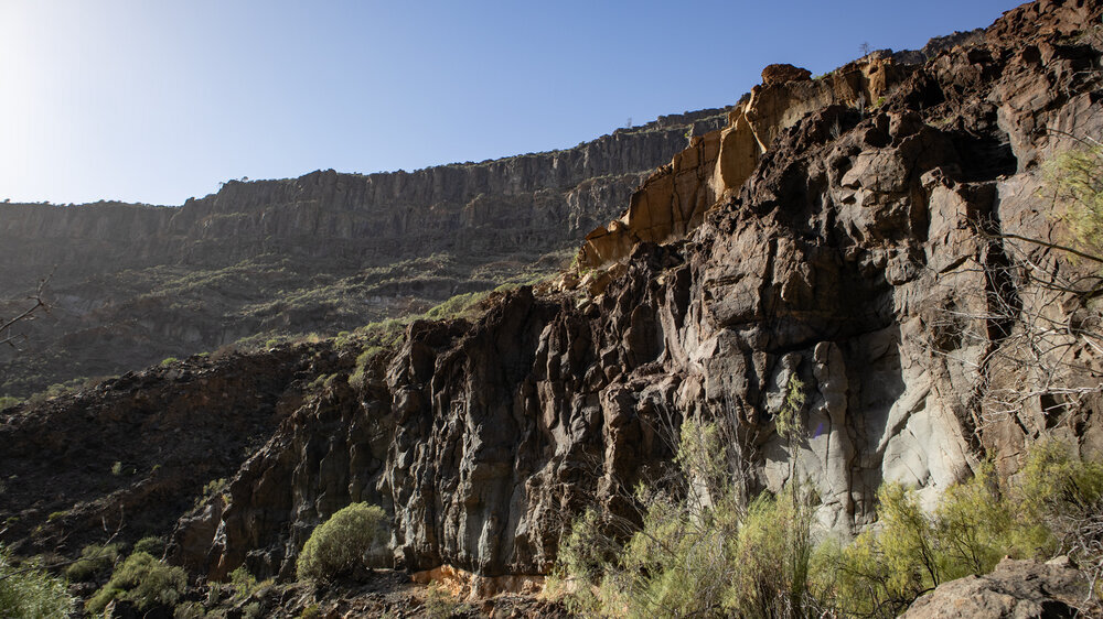 Der Barranco de Tauro – eine der tiefsten Schluchten des Südens, mit senkrecht aufragenden Felsformationen.