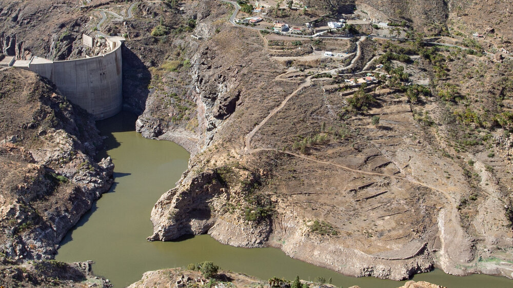 Der Stausee von Soria zählt zu den größten Talsperren Gran Canarias – eingebettet in die Bergwelt der Inselmitte.