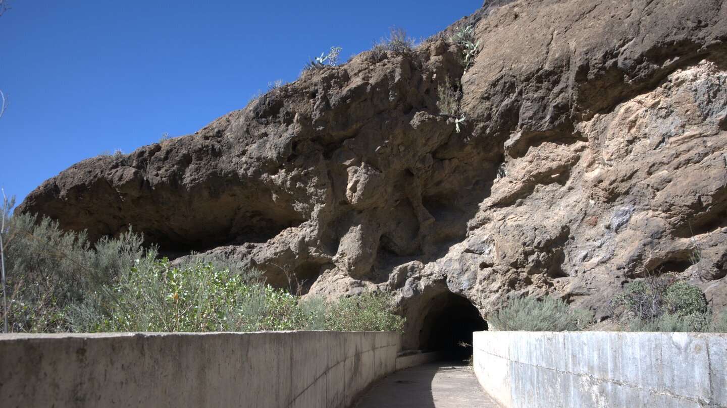 Eingang zum Tunnel im Betonkanal