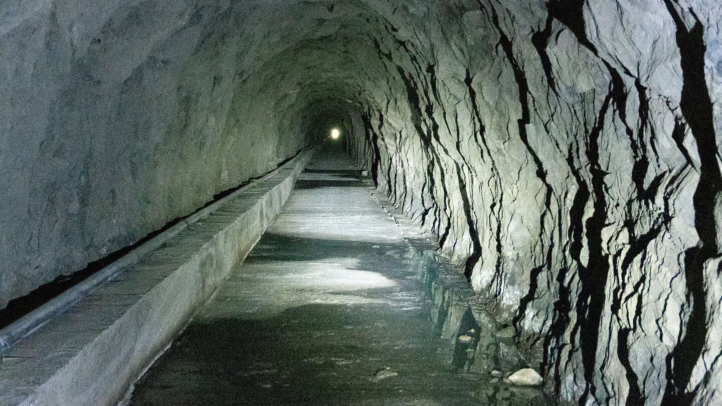 Im Inneren des Chira-Tunnels – vollständige Dunkelheit ohne Stirnlampe.
