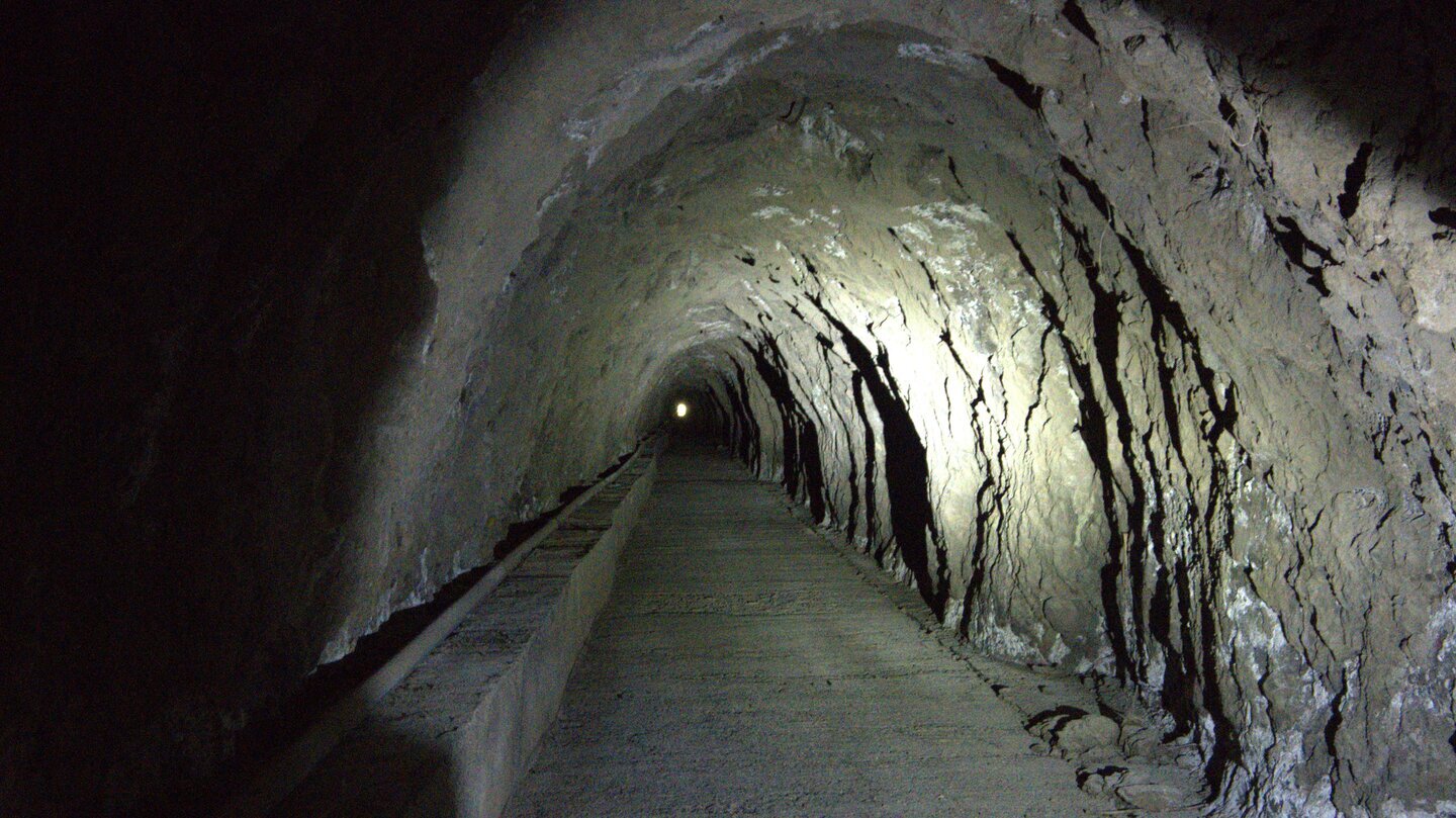 Im Inneren des Chira-Tunnels – Stirnlampe ist unerlässlich.