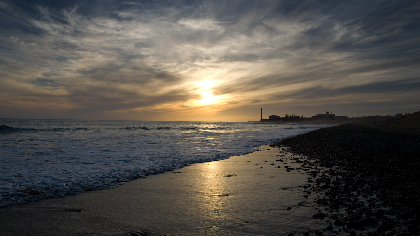 Abendstimmung mit Blick auf den Faro de Maspalomas – das ikonischste Wahrzeichen des Südens im letzten Licht.