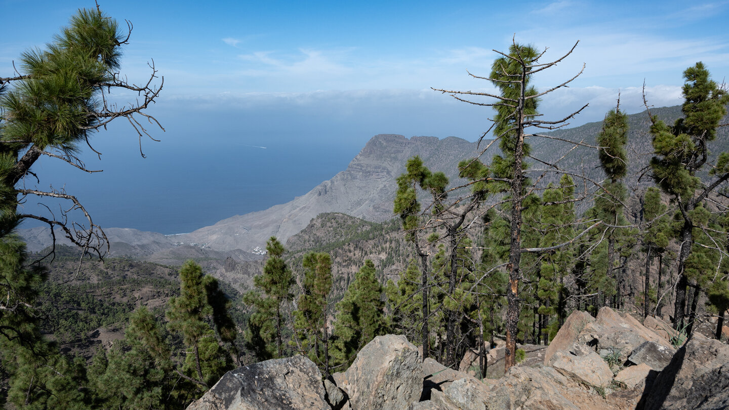 Blick vom Wanderweg zum Montaña Altavista auf Roque Faneque und El Risco