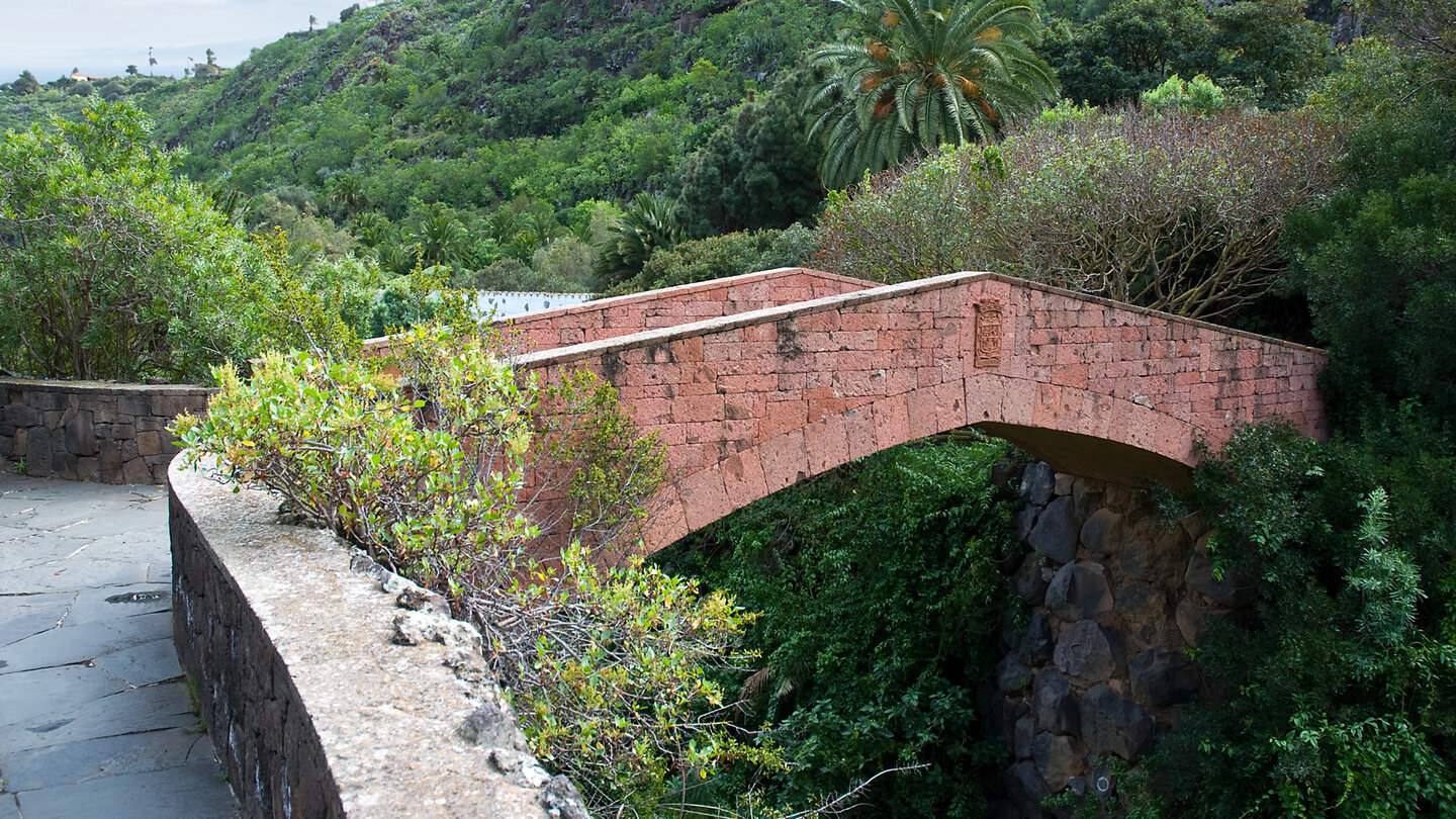 Steinerne Brücke im botanischen Garten Jardín Botánico Canario Viera y Clavijo.