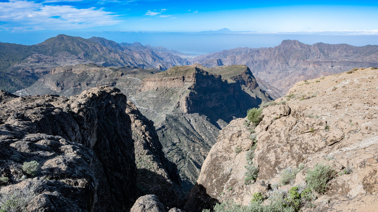 Blick von der Montaña del Aserrador über die Montaña del Humo bis La Aldea, mit Teneriffa am Horizont.