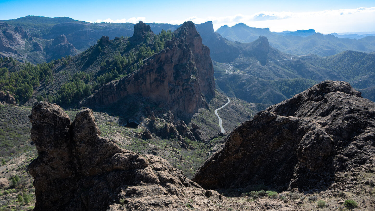 Die Gebirgslandschaft im Parque Rural de Roque Nublo zeigt sich schroff und weit