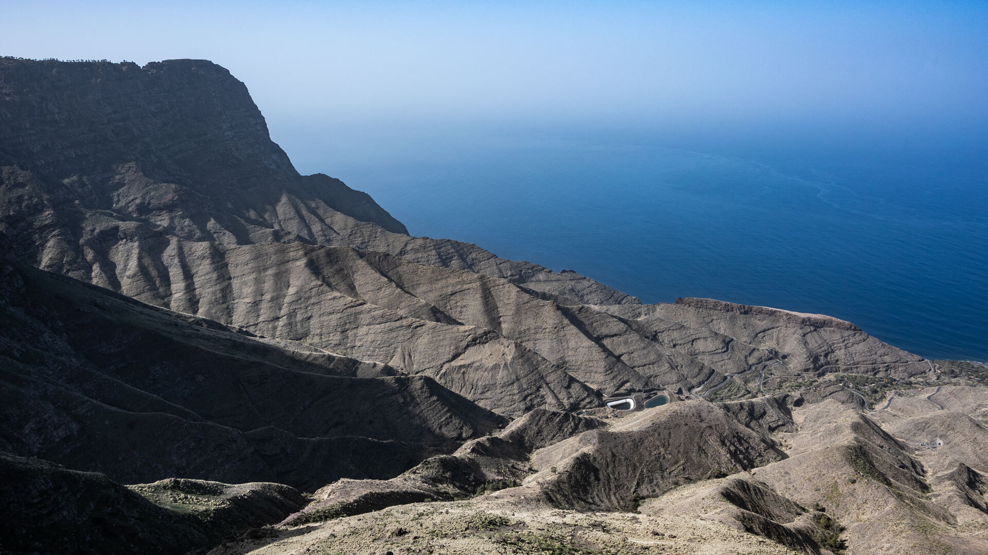 Die Berglandschaft des Tamadaba fällt vom Roque Faneque steil zum Meer ab.