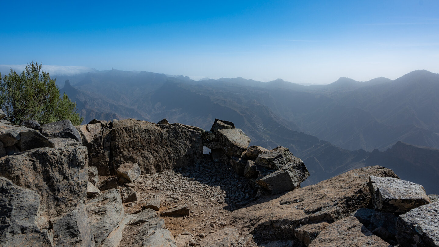 Von der Aussichtskanzel am Montaña Altavista reicht der Blick bis zum Roque Nublo