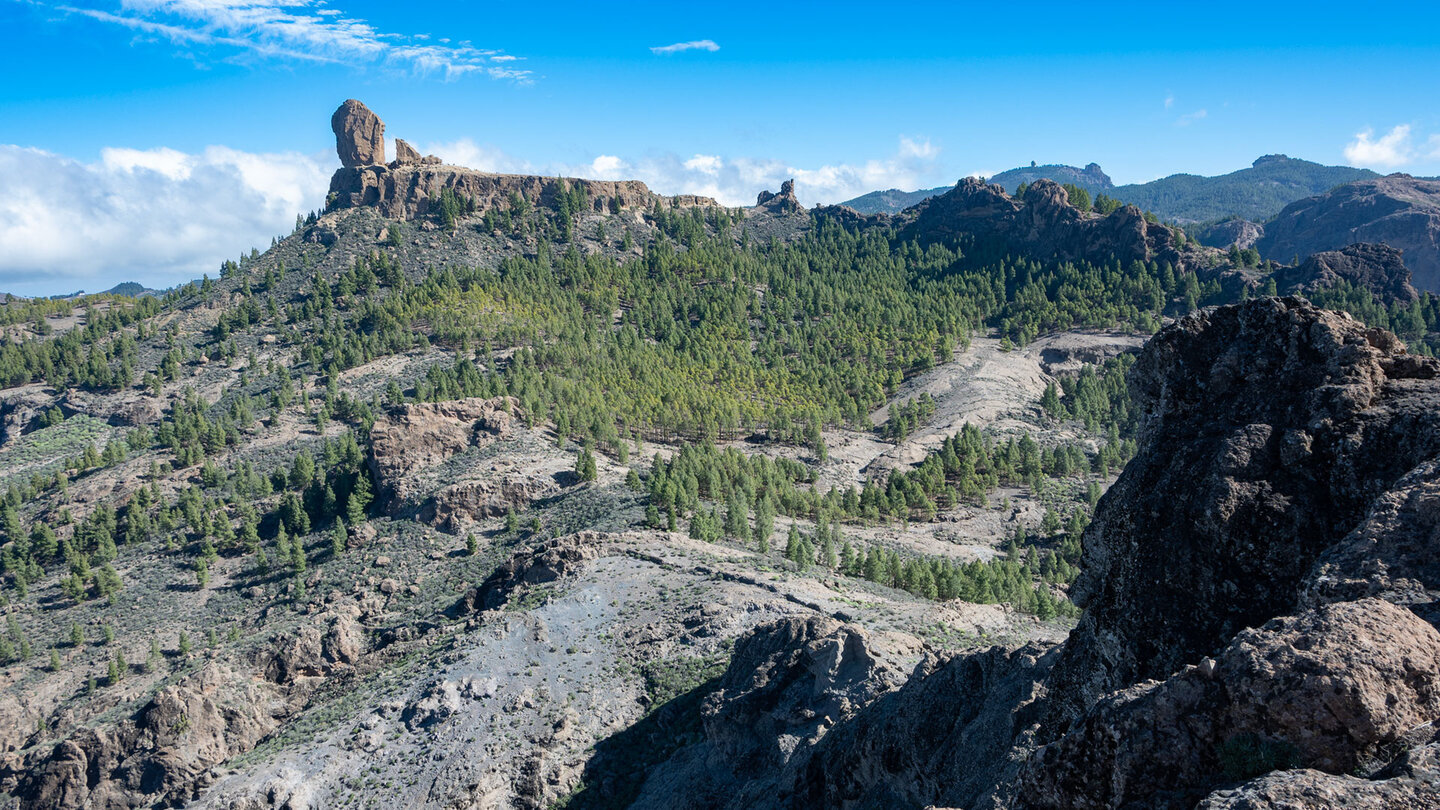 Blick vom Montaña del Aserrador zum Roque Nublo mit dem Pico de las Nieves im Hintergrund.