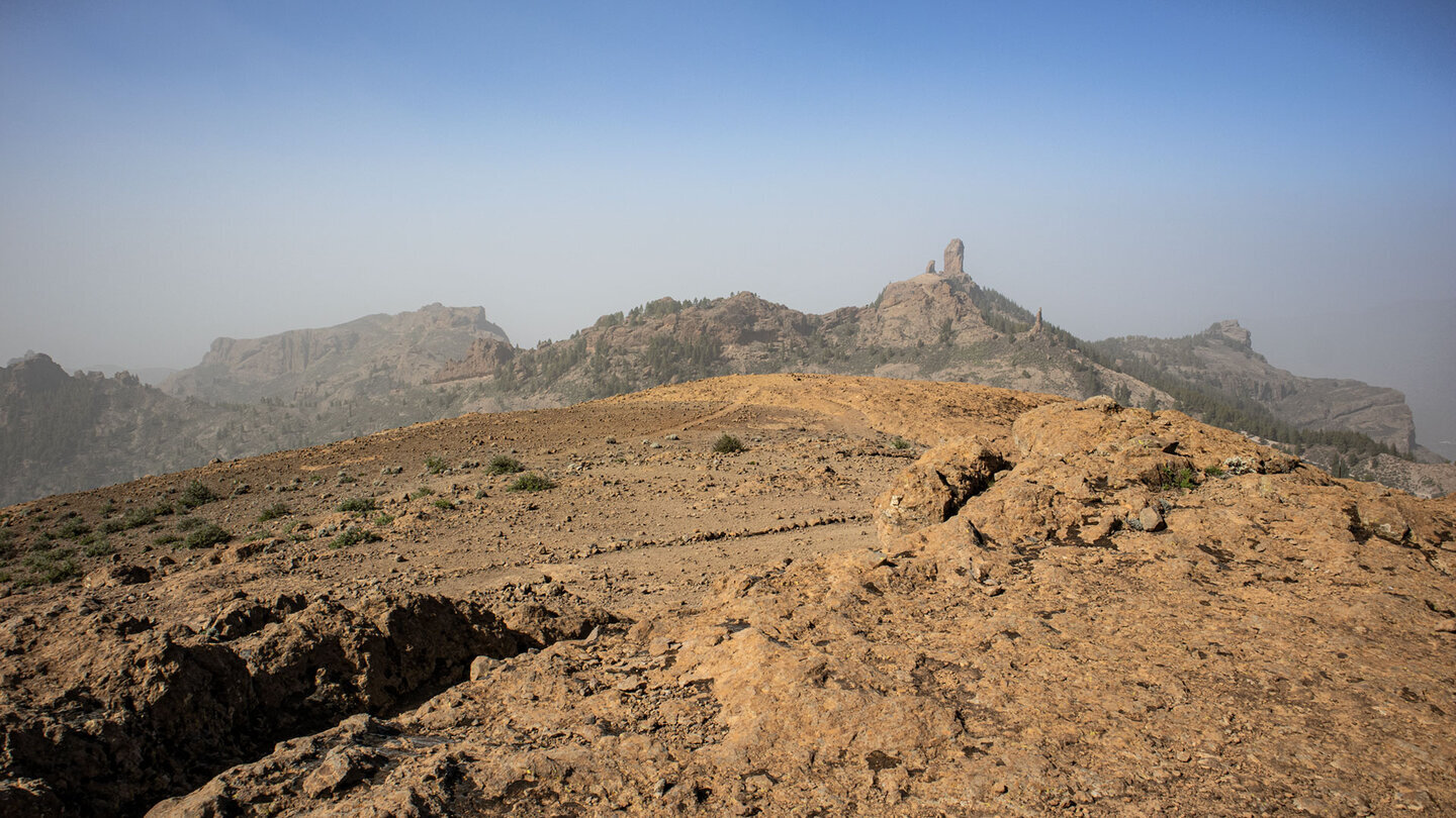 Blick vom Gipfelplateau des El Montañón zum Roque Nublo.