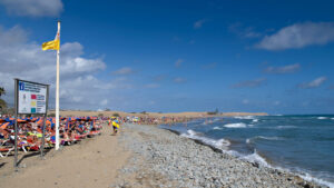 Blick entlang der Playa de Maspalomas – einer der bekanntesten Strände Gran Canarias, direkt neben dem Naturschutzgebiet der Dünen.