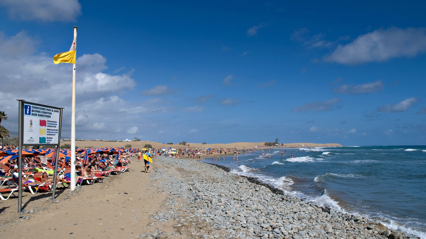 Blick entlang der Playa de Maspalomas – einer der bekanntesten Strände Gran Canarias, direkt neben dem Naturschutzgebiet der Dünen.