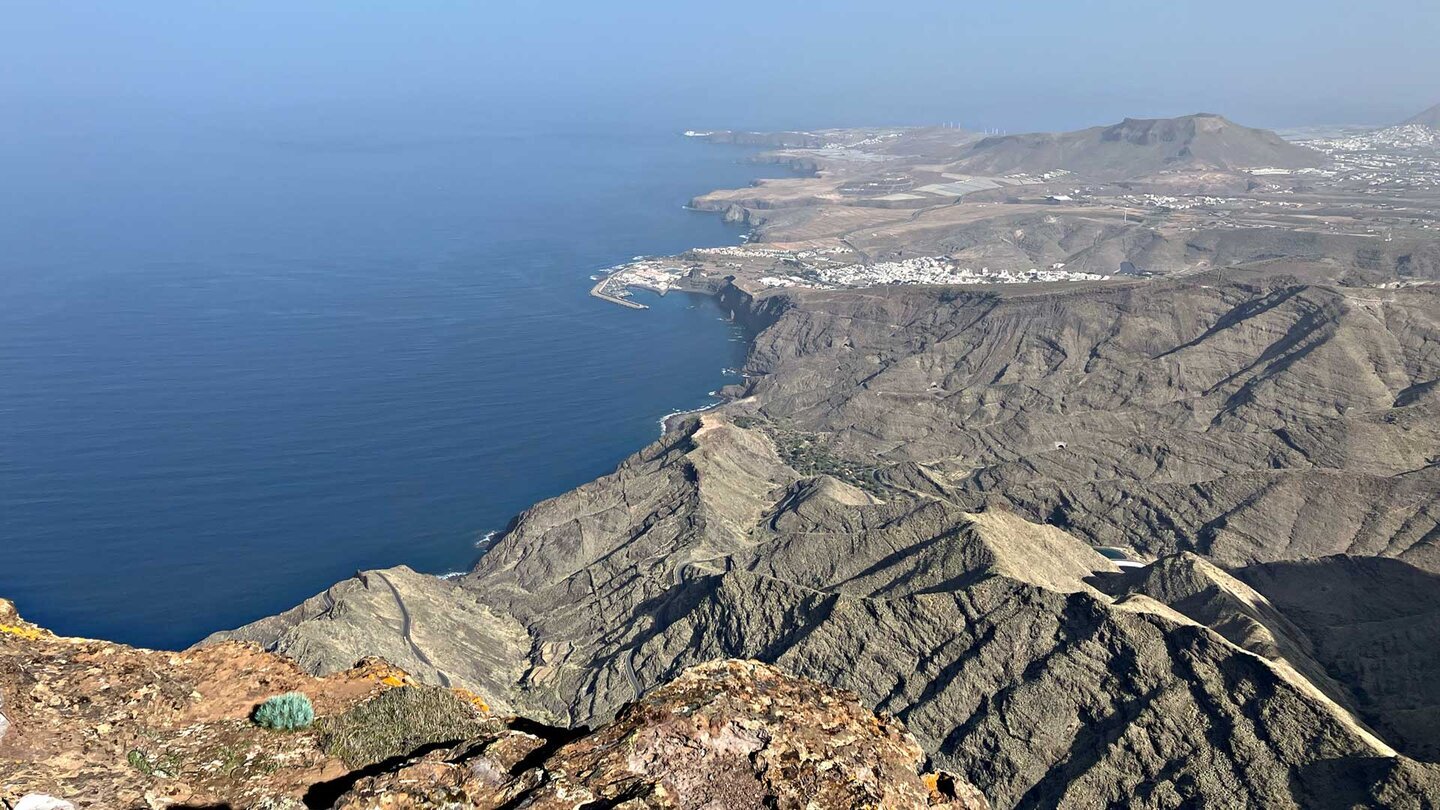 Blick vom Roque Faneque auf den Puerto de las Nieves, Agaete.