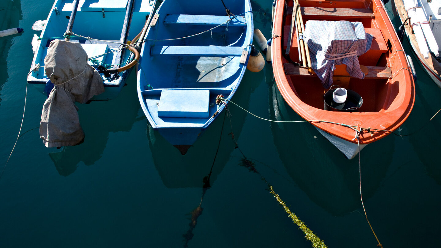 Festgemachte Boote im Hafen von Puerto de Mogán auf Gran Canaria.