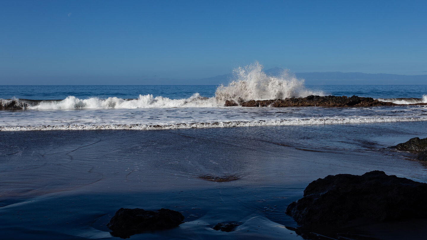 Brandende Wellen an einem vorgelagerten Riff – Playa de Güigüí.