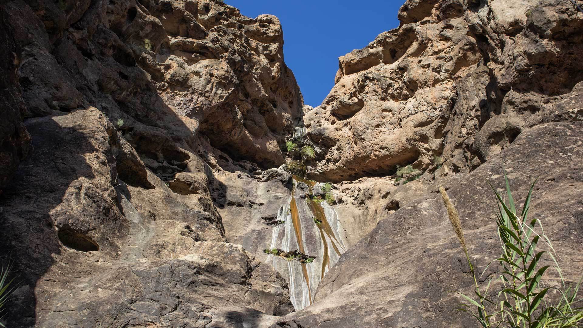 Cascada Bonita – Wasserfall über eine hohe Felswand.