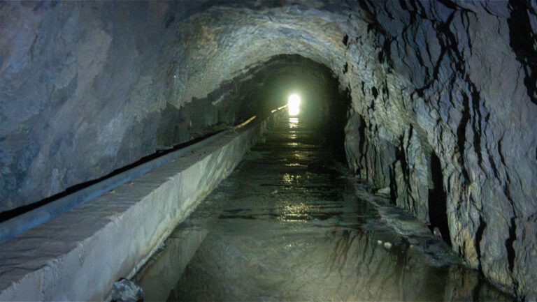 Weg durch den einen Kilometer langen Chira-Tunnel.