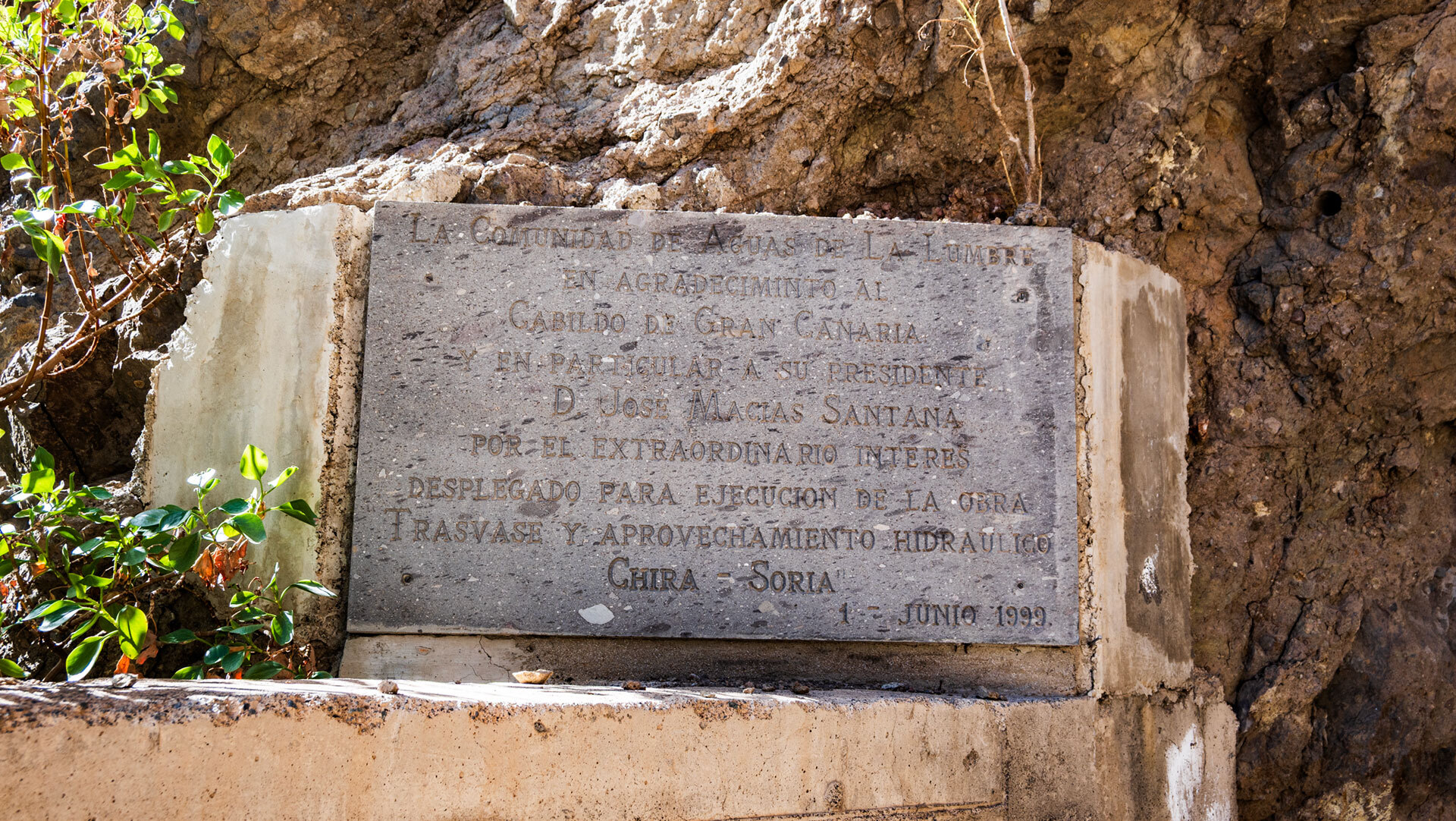 Ein Denkmal erinnert an die Bauarbeiten der Wasserverbindung zwischen Chira und Soria.