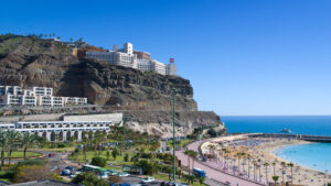 Playa Amadores auf Gran Canaria – sichelförmig, künstlich angelegt und bekannt für sein außergewöhnlich ruhiges türkisblaues Wasser.