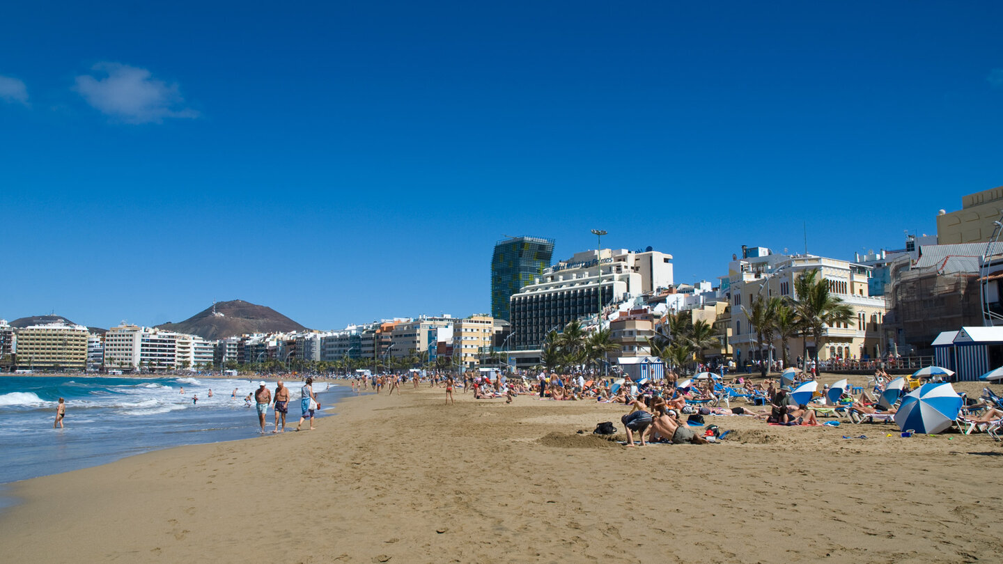 Der schöne Stadtstrand der Playa de Las Canteras – mitten in Las Palmas, mit dem natürlichen Vulkanriff La Barra als Wellenbrecher.