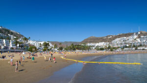 Die künstlich angelegte Strandbucht Playa de Puerto Rico – windgeschützt, familienfreundlich und Ausgangspunkt für Wassersport.