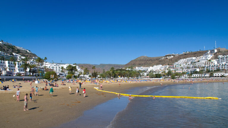 Die künstlich angelegte Strandbucht Playa de Puerto Rico – windgeschützt, familienfreundlich und Ausgangspunkt für Wassersport.
