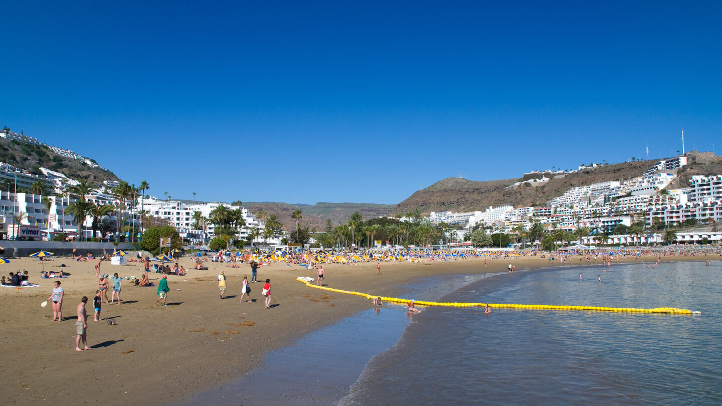 Blick entlang der Playa de Maspalomas – der Süden Gran Canarias ist das klassische Strandparadies der Insel.