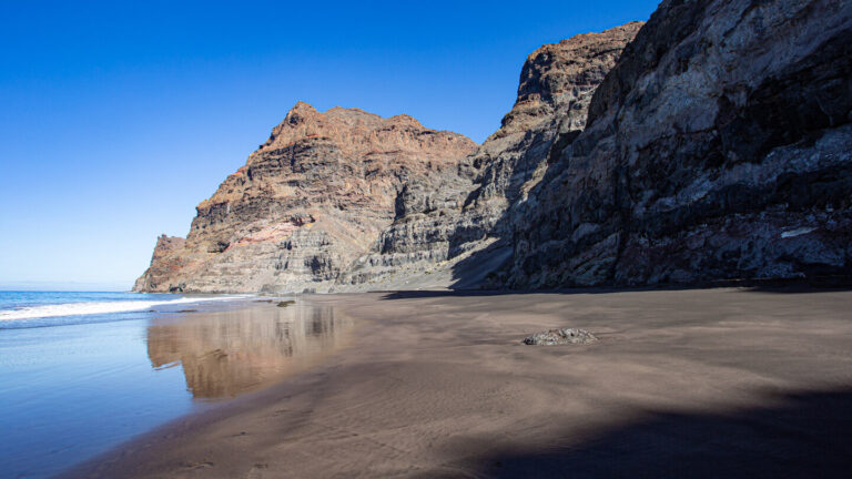 Felsklippen an der Playa de Güigüí auf Gran Canaria