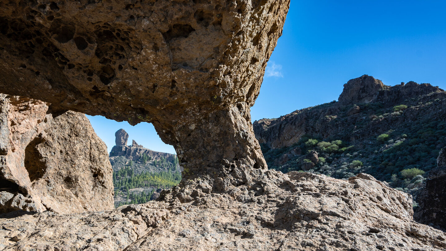 Blick durch einen Felsbogen auf den Roque Nublo.