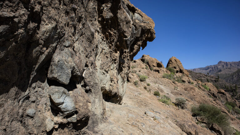 Wanderpfad durch die raue Berglandschaft Gran Canarias.