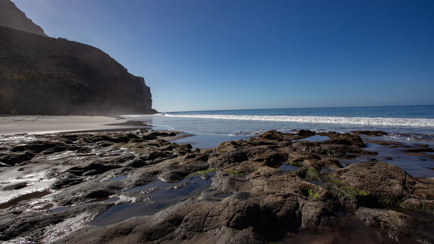 Steilklippen und Meer an der Playa de Güigüí.