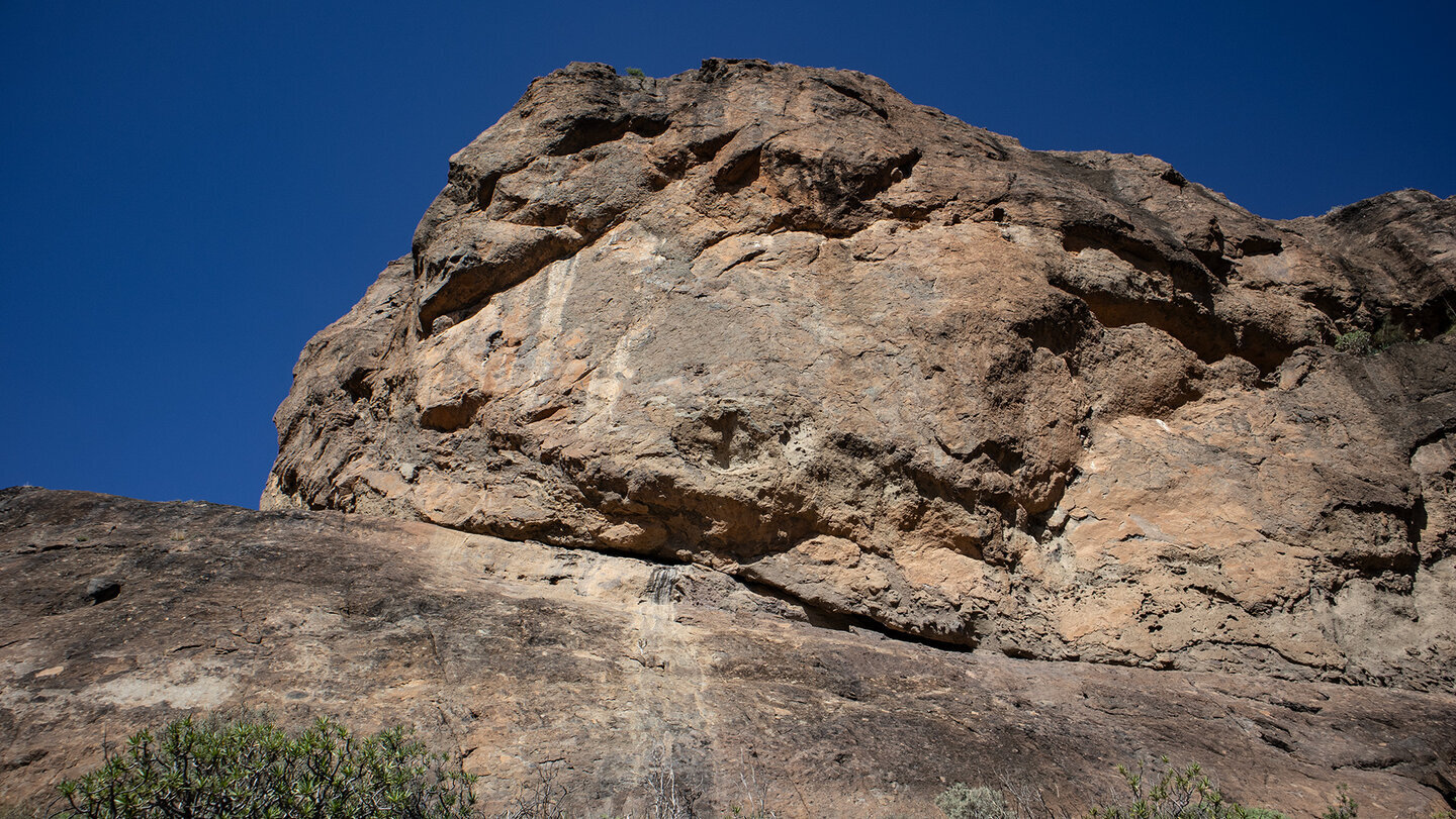 Bizarre Felsformationen säumen den Weg des S-60 – schroffe Zeugen vulkanischer Kräfte, die Gran Canarias Bergwelt bis heute prägen.