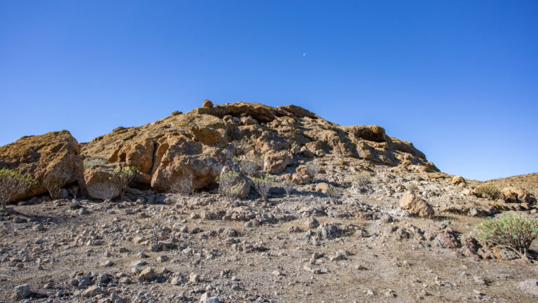 Felskuppe mit den Cuevas de Majada, Majada Alta, Gran Canaria.