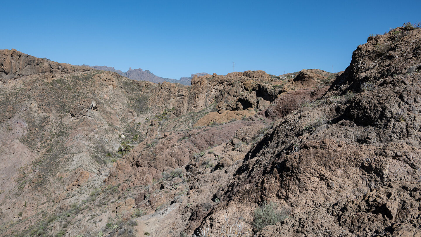 Felslandschaft bei Soria mit dem Roque Nublo am Horizont.