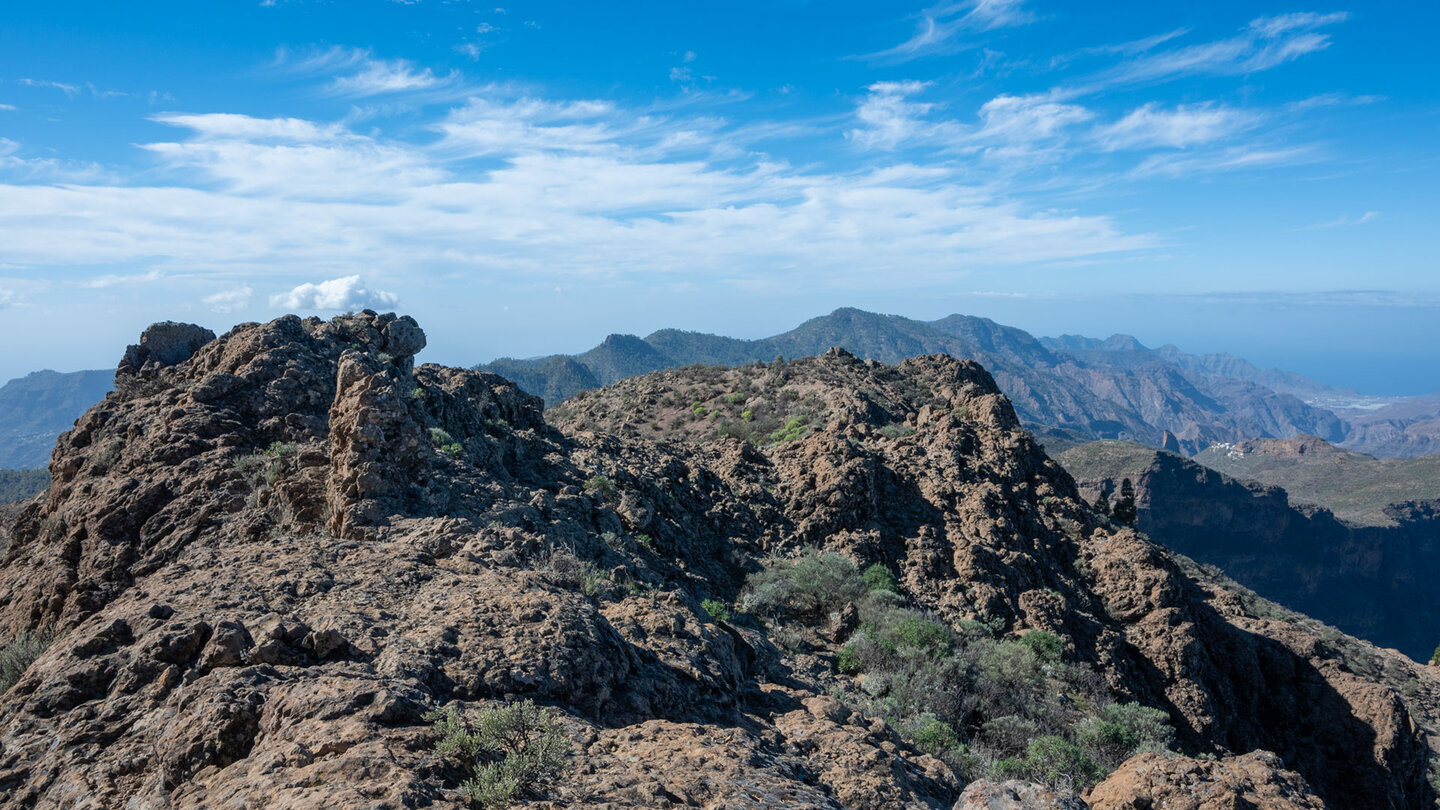 Das Gipfelplateau des Montaña del Aserrador bietet einen weiten Rundblick über die zentrale Bergregion Gran Canarias.