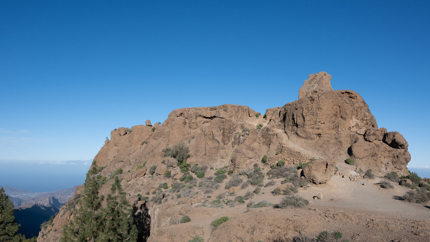 Blick zum Gipfelplateau von der Passhöhe Degollada de Roque Nublo.