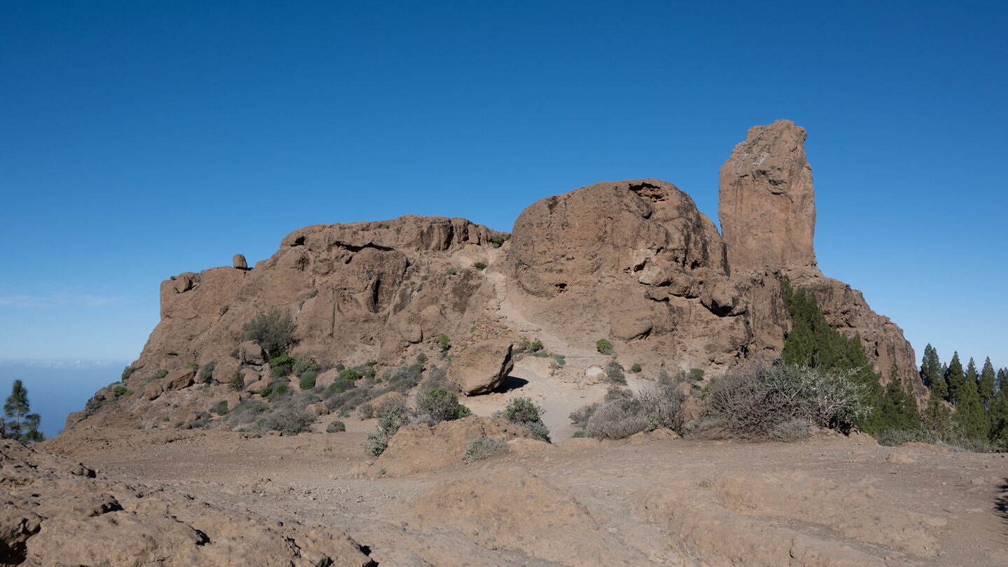 Die alleinstehende Gipfelplattform des Roque Nublo hebt sich markant von der umliegenden Landschaft ab.