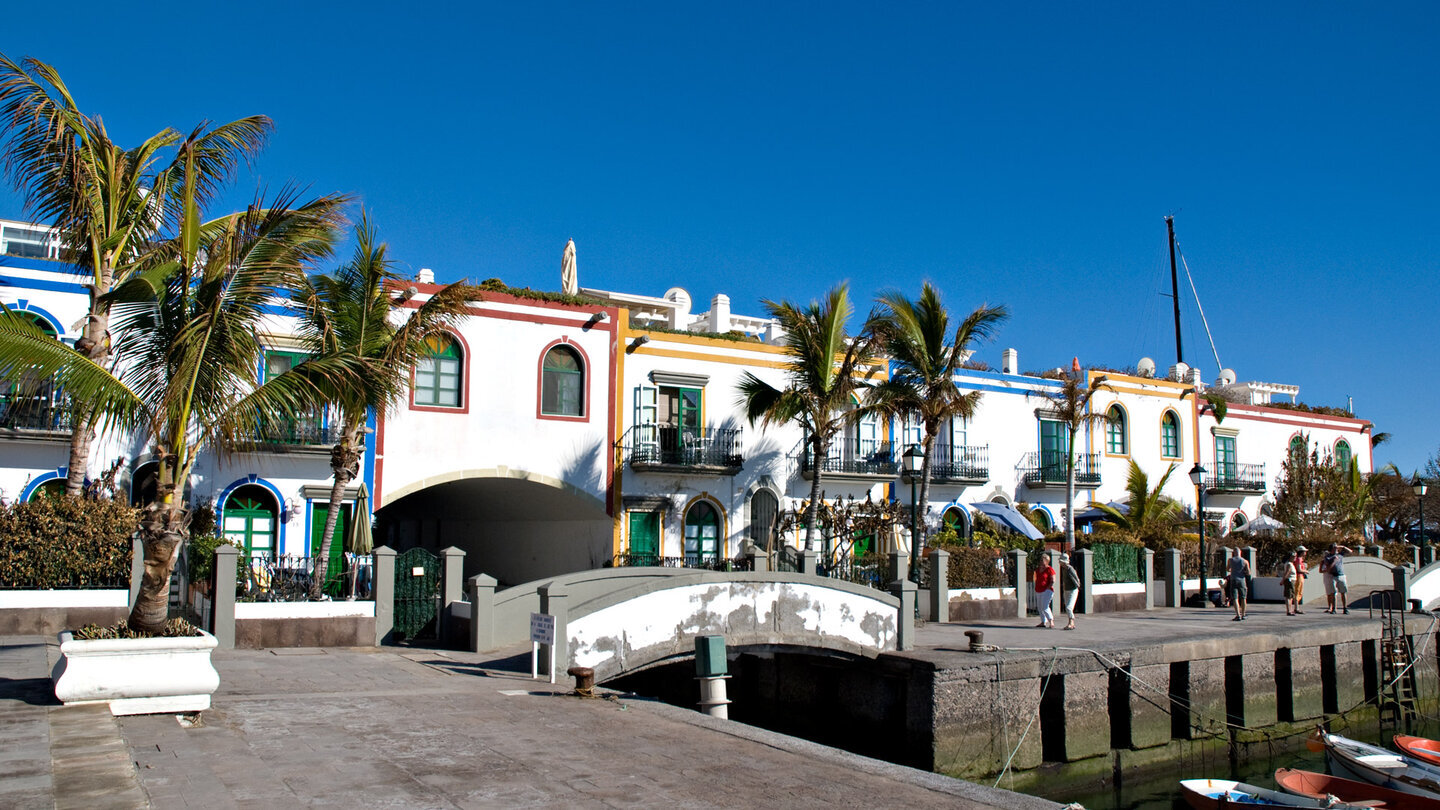 Kleine Brücke vor pittoresker Kulisse am Hafen von Puerto de Mogán.