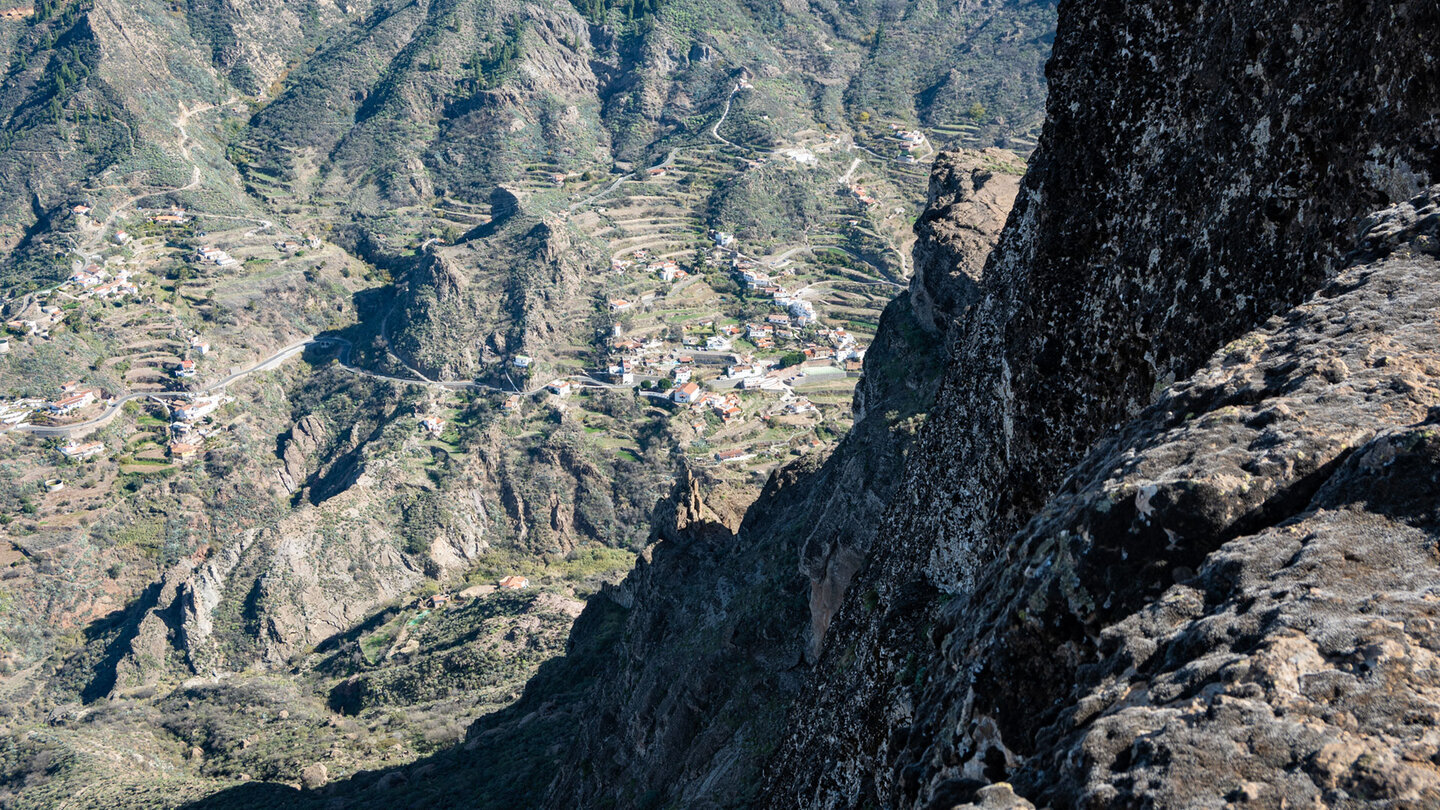 Die Klippen des Risco La Fogalera fallen schroff in die Tiefe – ein exponierter Aussichtspunkt.