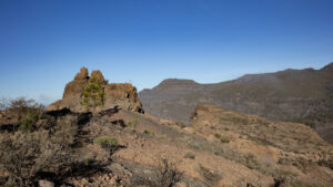 Karge Berglandschaft am Monumento Natural de Tauro am Ausgangspunkt der Wanderung.