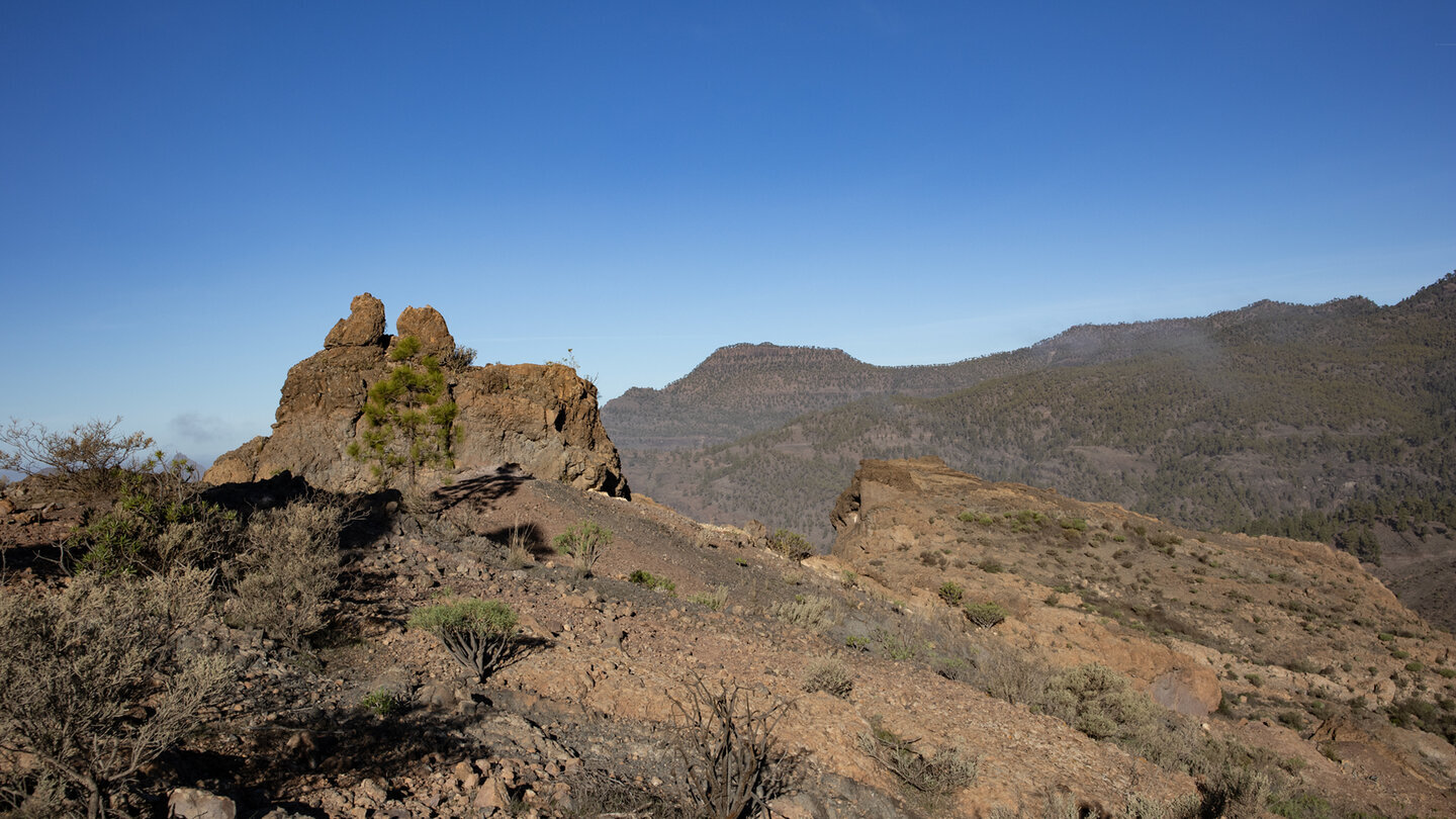 Karge Berglandschaft am Monumento Natural de Tauro am Ausgangspunkt der Wanderung.