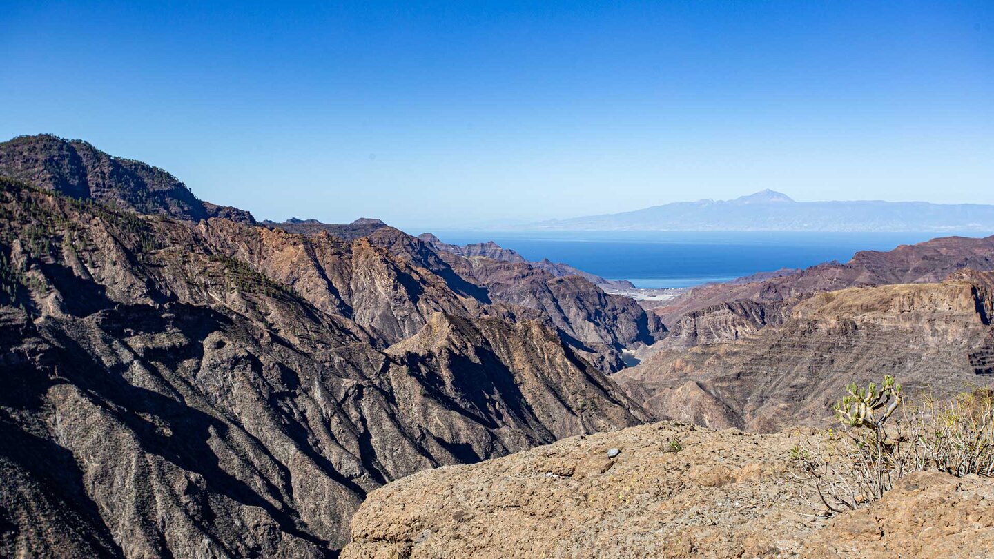 Vom Aussichtspunkt Mirador El Toscón blickt man über die Ruta de las Presas bis Teneriffa