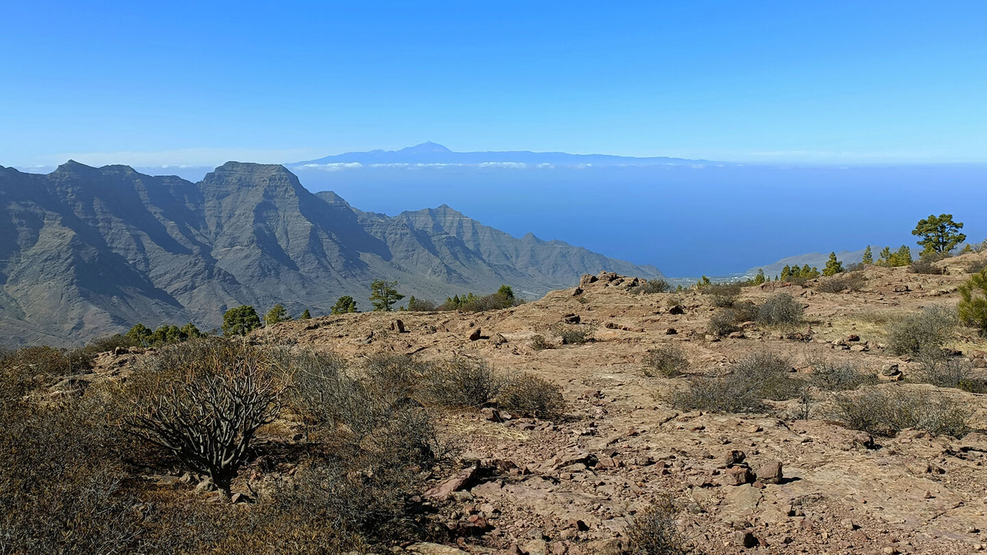 Der Bergkamm des Montaña Viso bietet bei klarer Sicht einen Blick auf die Nachbarinsel Teneriffa am Horizont.