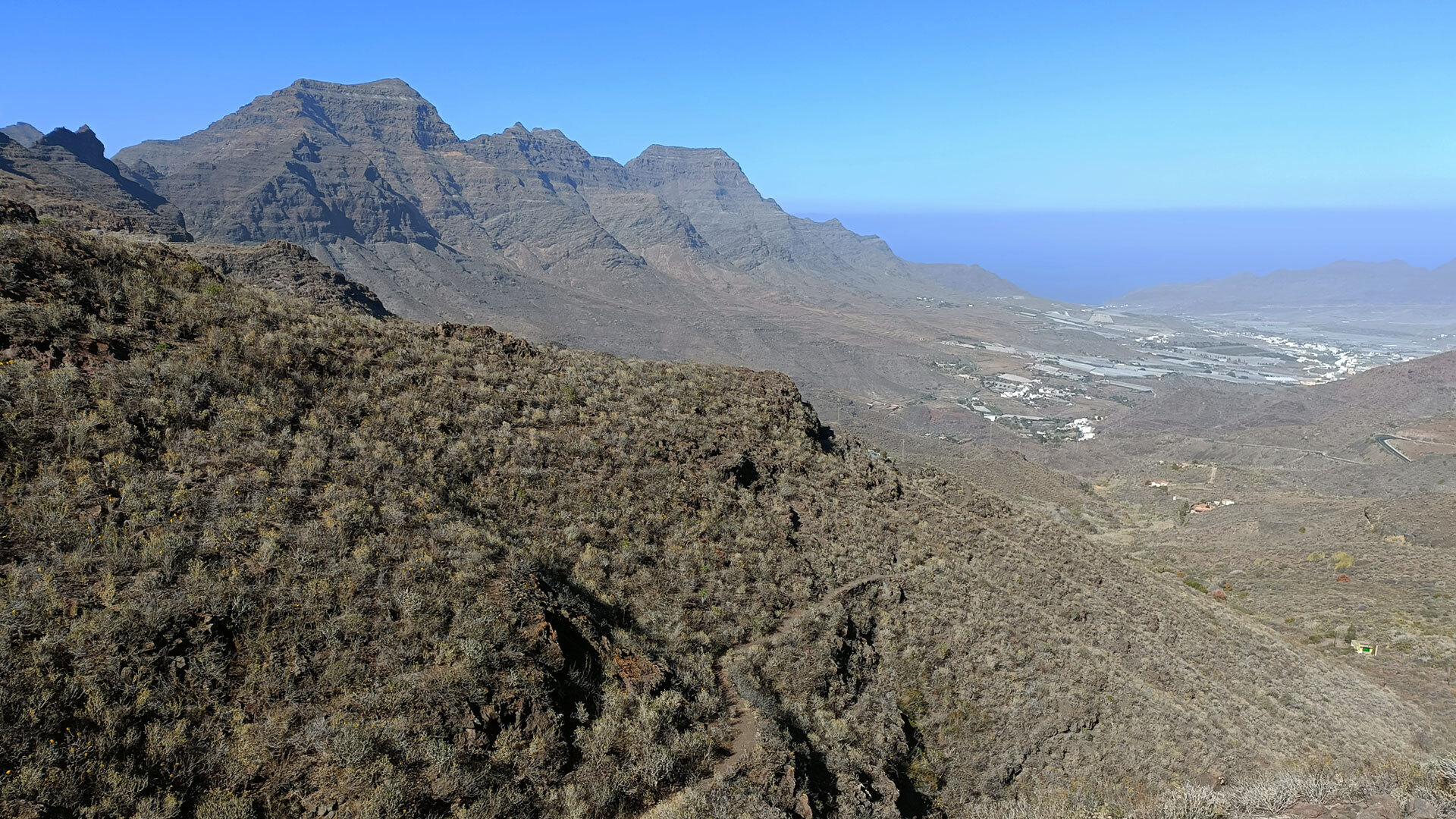 Der Mirador de Tasartico bietet einen weiten Blick über das Tal von La Aldea de San Nicolás bis zum Atlantik.