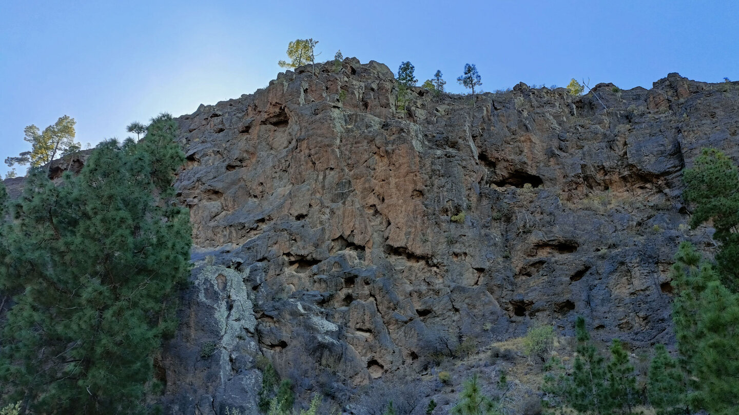 Die Steilwand des Viso ragt aus dem Barranco de Pino Gordo empor.