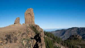 Roque Nublo und Rana erheben sich oberhalb des Risco La Fogalera.