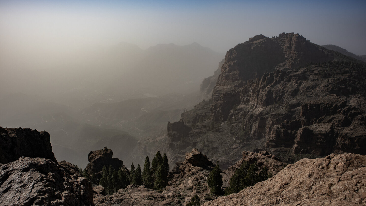 Ausblick vom Pico de las Nieves auf den 1.917 Meter hohen Campanario – Calima hüllt die Bergwelt in einen diffusen Schleier.