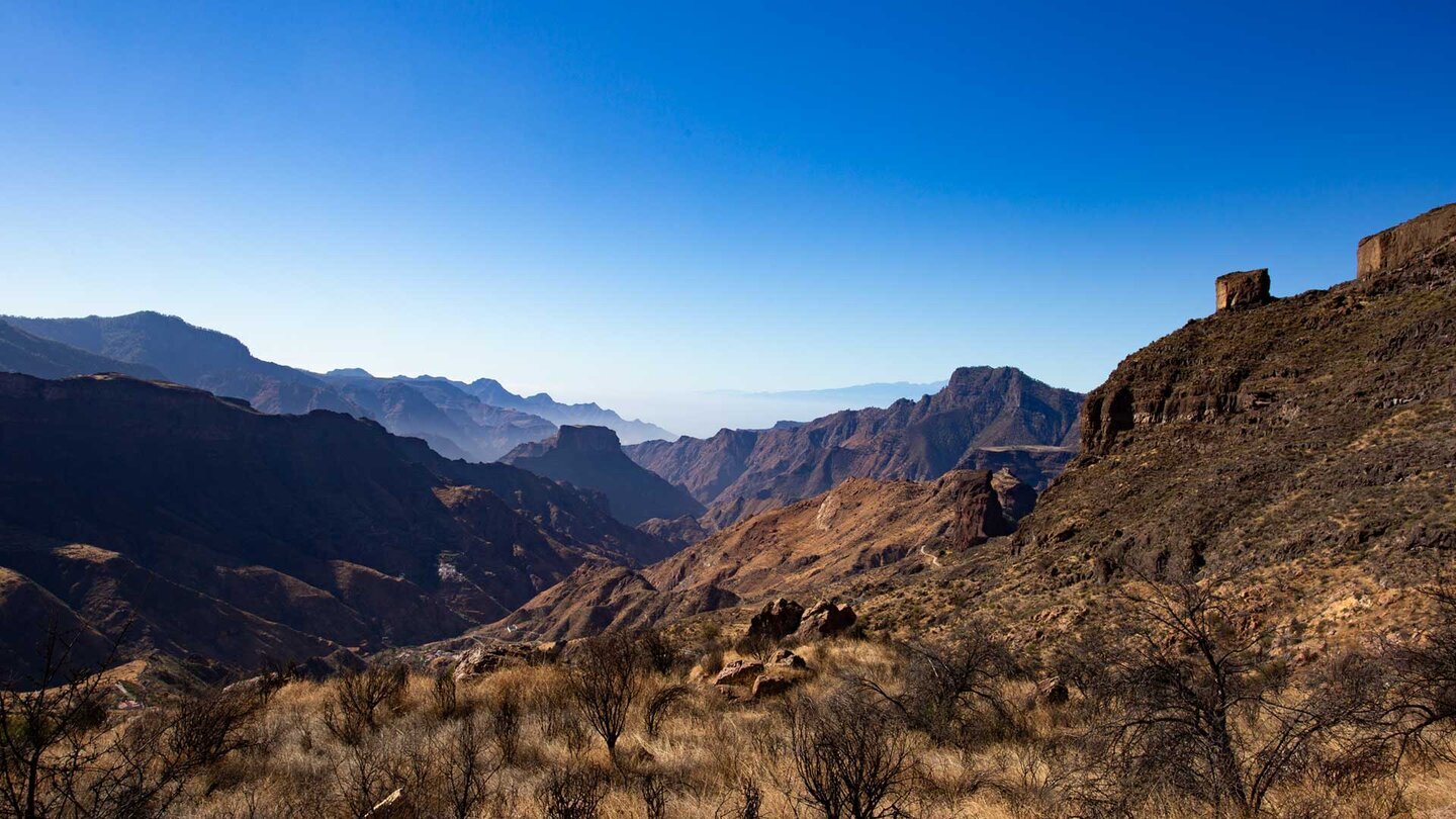 Blick vom Wanderweg auf den Roque Bentayga entlang des Barranco del Chorrillo