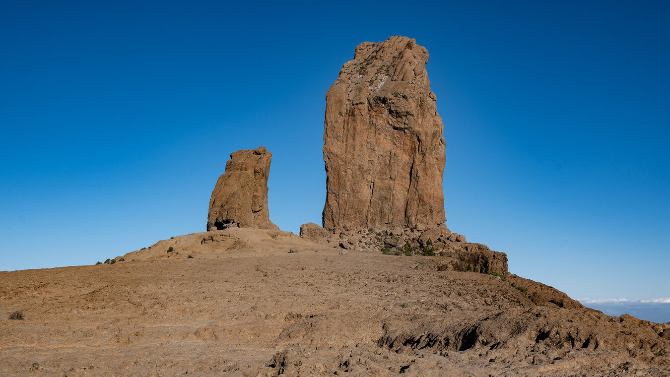 Der Roque Nublo und La Rana (der Frosch) auf Gran Canaria – seit Februar 2025 gilt für den Zugang über die Degollada de La Goleta eine Reservierungspflicht.
